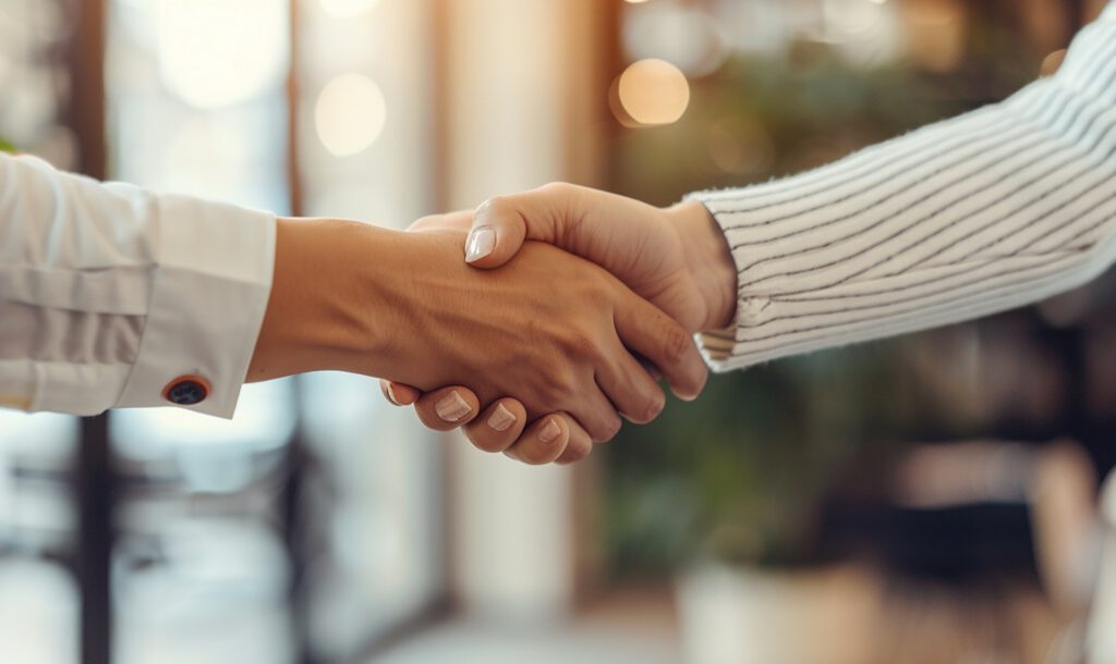 poignée de main entre deux professionnels