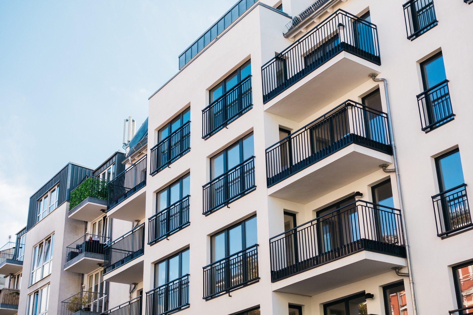 bel immeuble d'appartements modernes