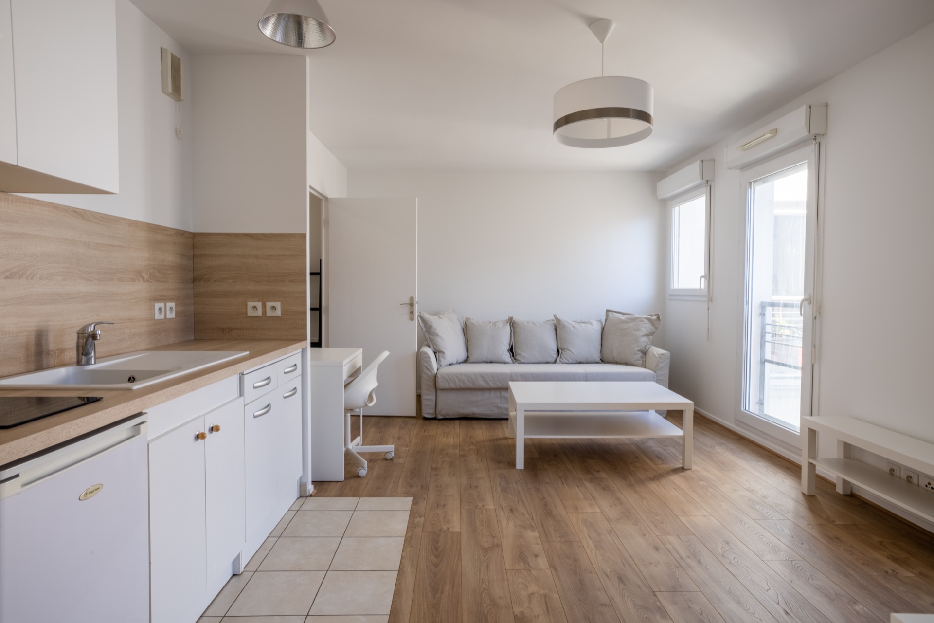 studio parisien présentant un petit espace bien aménagé et bien meublé pour valorisé l'espace.