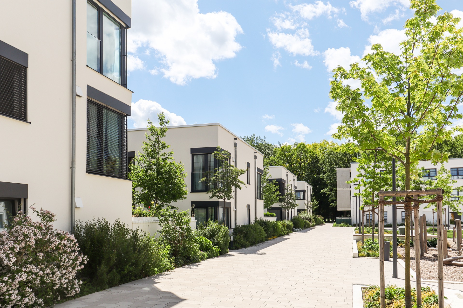 Quartier résidentiel avec des bâtiments résidentiels écologiques et durables, des maisons à basse énergie avec des appartements et une cour verte